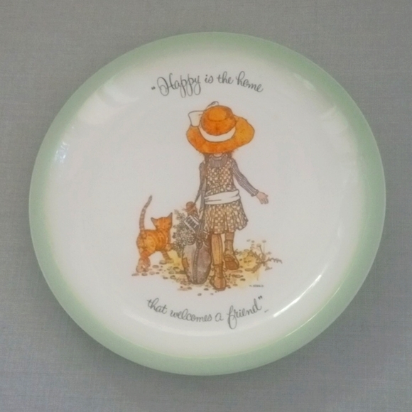 Vintage Holly Hobbie Plate  Happy is the Home That Welcomes Friends Girl w Cat - Picture 2 of 8